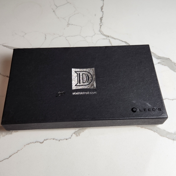 VINTAGE "NEW" LEEDS 2009 FINAL FOUR DETROIT BLACK PASSPORT WALLET - Picture 7 of 8